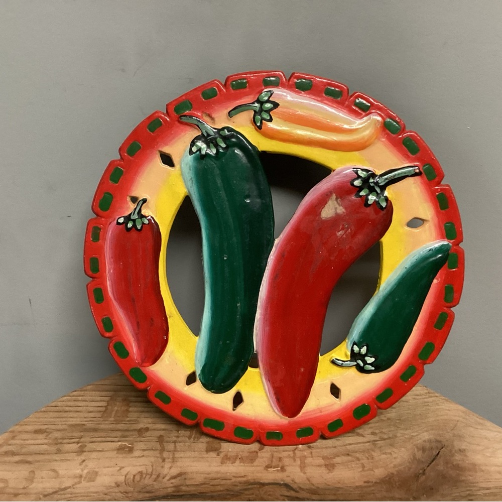 🔴 Vintage - Cast Iron Hot Chili Peppers Trivet - Crisp Clear Colors - Hang Ready - Picture 4 of 10